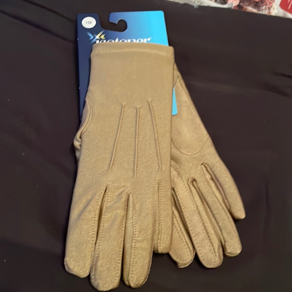 Isotoner gloves. Beige one size